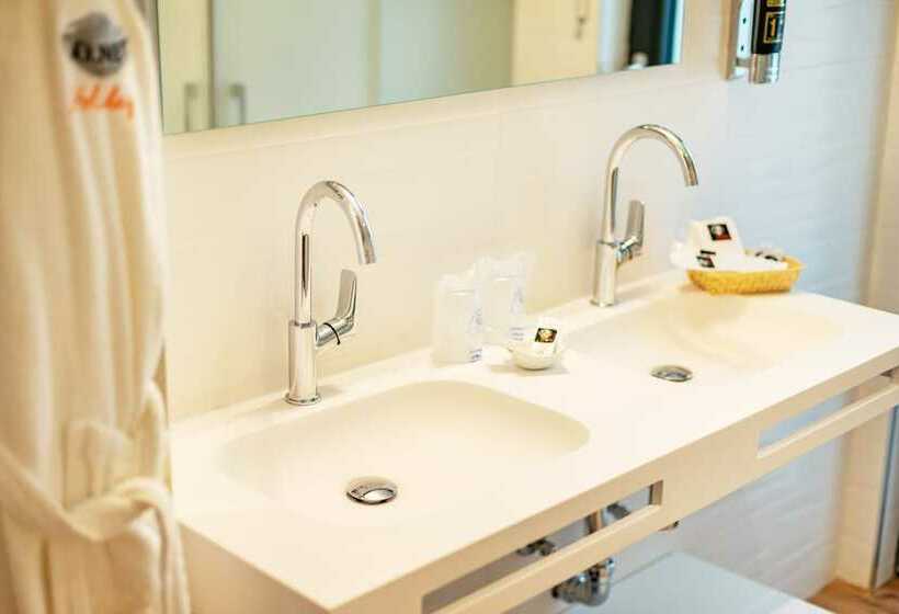 套房, The Place   Adults Only