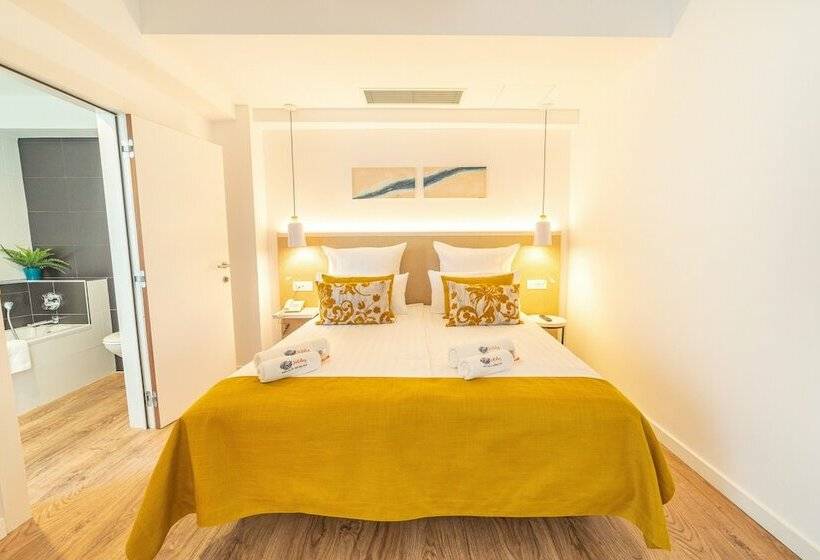 Quarto Deluxe, The Place   Adults Only
