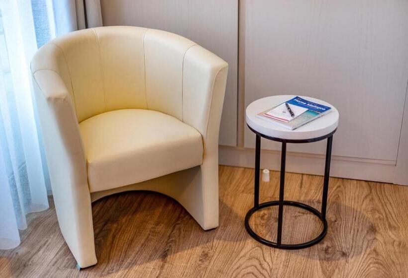 基本间, The Place   Adults Only