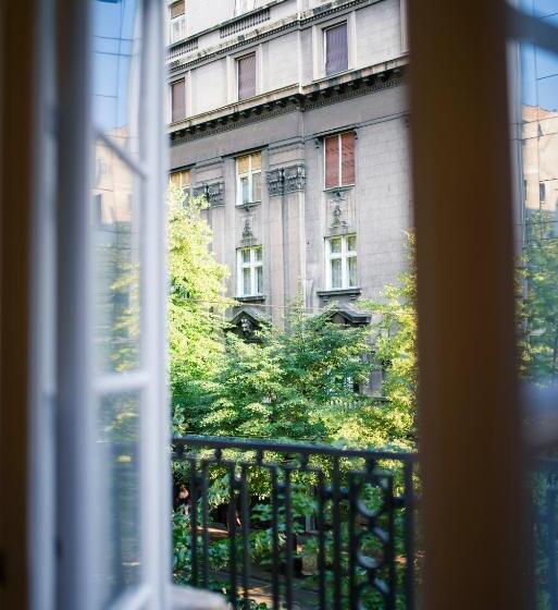 اتاق استاندارد با بالکن, City Nest Modern & Cozy Suites