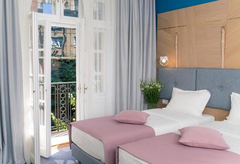 اتاق استاندارد با بالکن, City Nest Modern & Cozy Suites