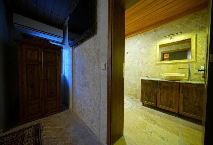エコノミールーム, Shoestring Stone House