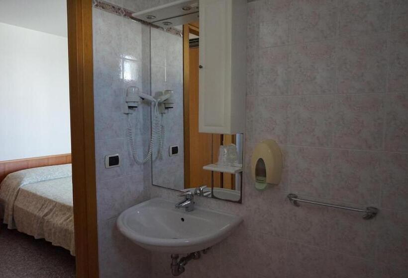 スタンダードトリプルルーム, Flora