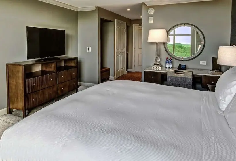 Standard Room King Bed Adapted for people with reduced mobility