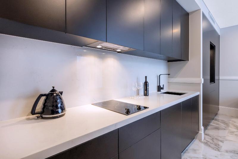 מיטת קינג בסוויטה, Holiday Inn & Suites   Parramatta Marsden Street, An Ihg