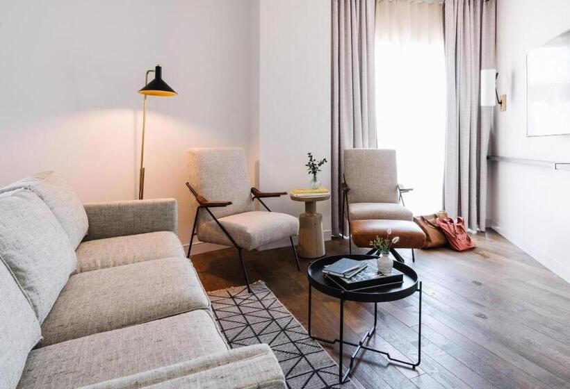 스탠다드 스튜디오 킹침대, The Alida, Savannah, A Tribute Portfolio