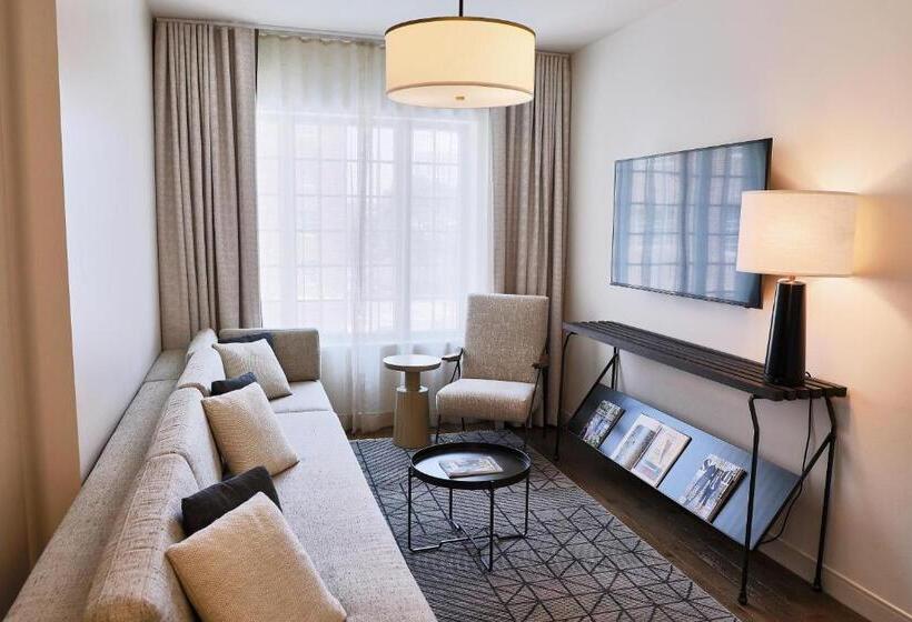 스위트 킹사이즈 침대, The Alida, Savannah, A Tribute Portfolio