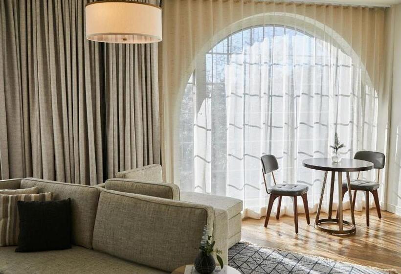 스위트 킹사이즈 침대, The Alida, Savannah, A Tribute Portfolio