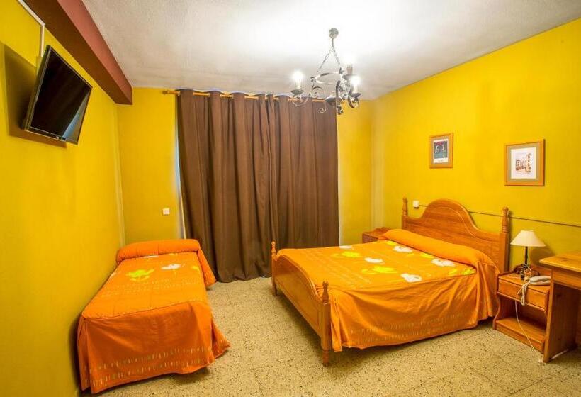 Номер Стандарт Трехместный, La Casona Del Pinar Albergue