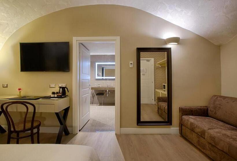 اتاق لوکس سه تخته, Caruso Place Boutique & Wellness Suites