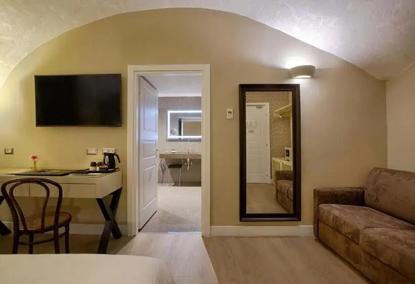 اتاق لوکس سه تخته, Caruso Place Boutique & Wellness Suites