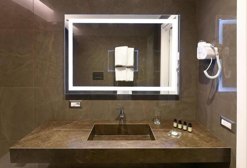اتاق لوکس سه تخته, Caruso Place Boutique & Wellness Suites