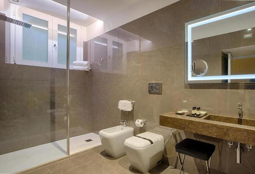 اتاق لوکس سه تخته, Caruso Place Boutique & Wellness Suites