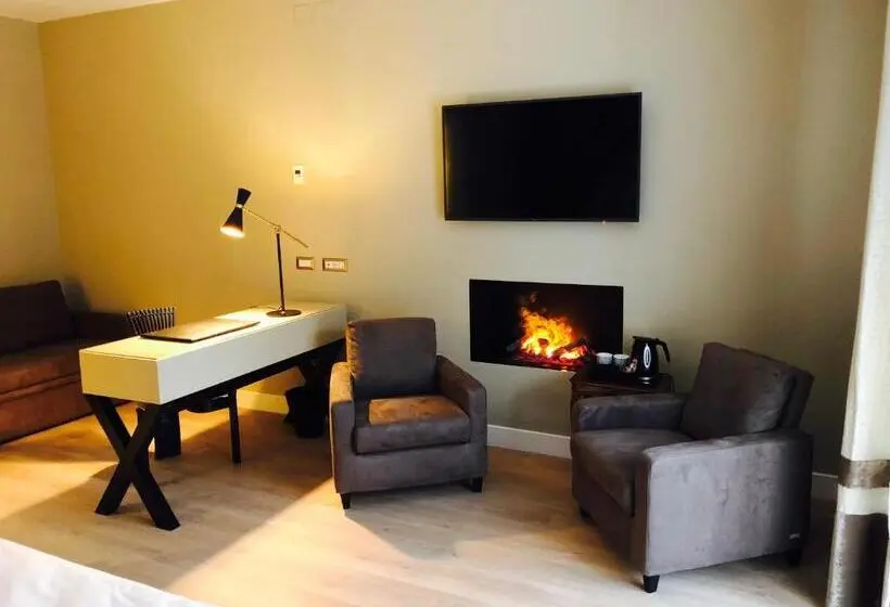 سوئیت با بالکن, Caruso Place Boutique & Wellness Suites