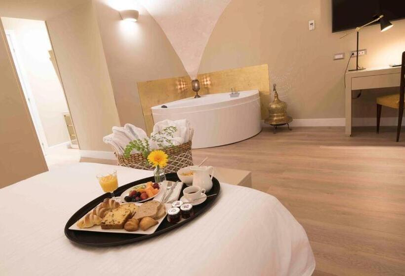 سوئیت با وان آب گرم, Caruso Place Boutique & Wellness Suites