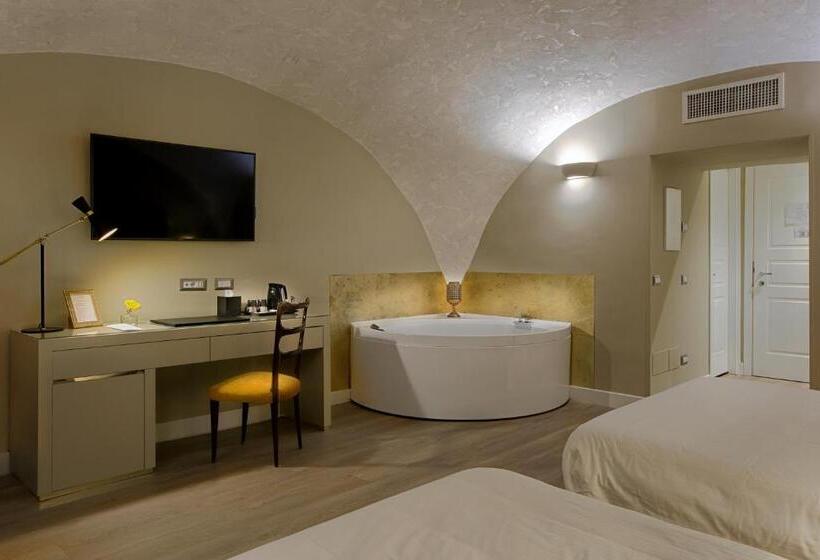 سوئیت با وان آب گرم, Caruso Place Boutique & Wellness Suites