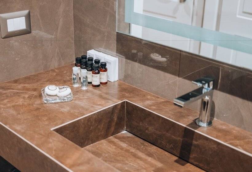 سوئیت با بالکن, Caruso Place Boutique & Wellness Suites