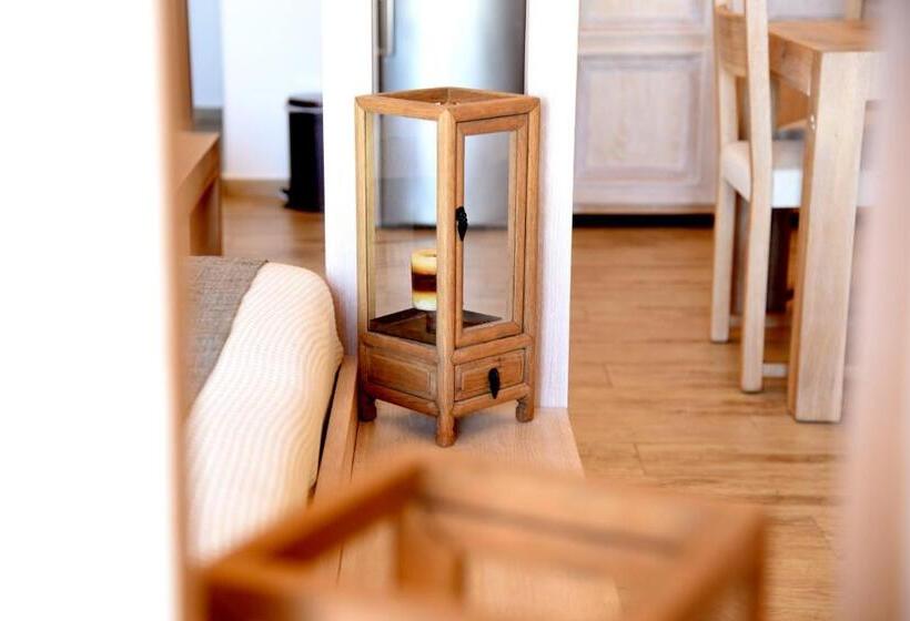 סוויטת ג'וניור, Messaria