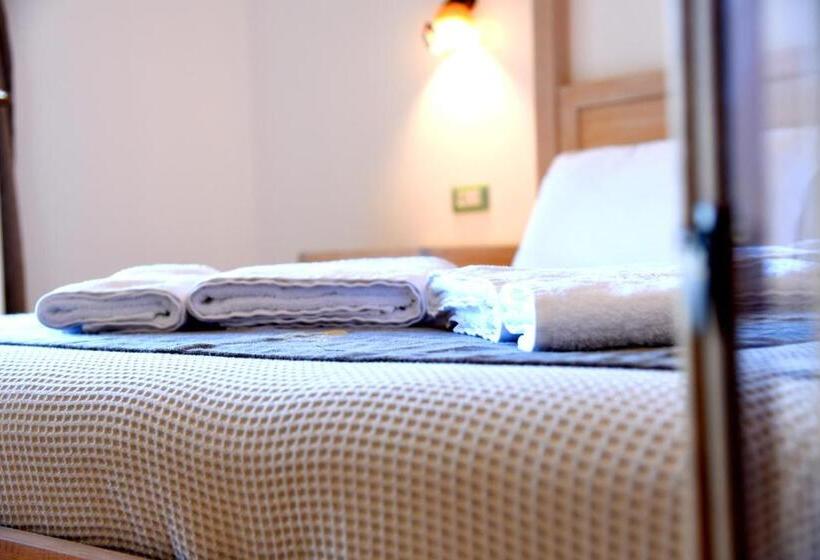 סוויטת ג'וניור, Messaria