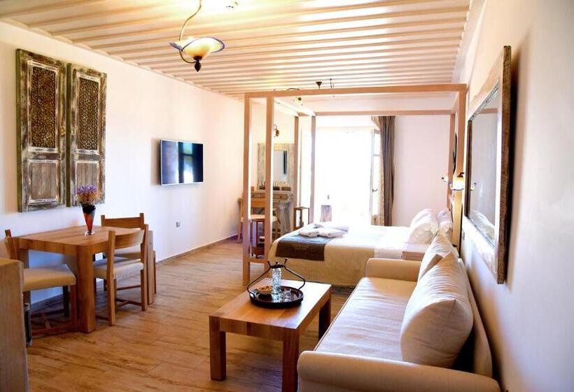 סוויטת ג'וניור, Messaria