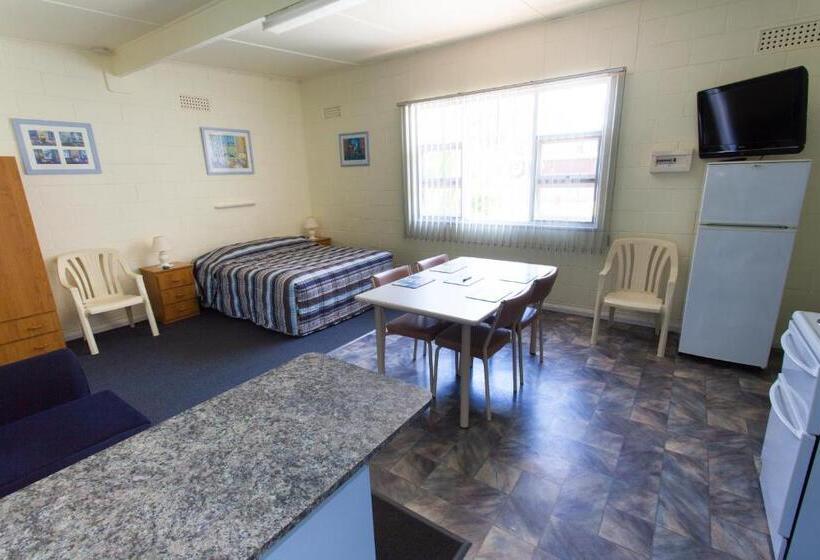 استودیوی استاندارد, Modra's Apartments