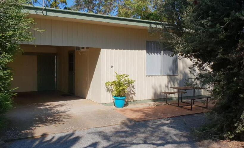 استودیوی استاندارد, Modra's Apartments