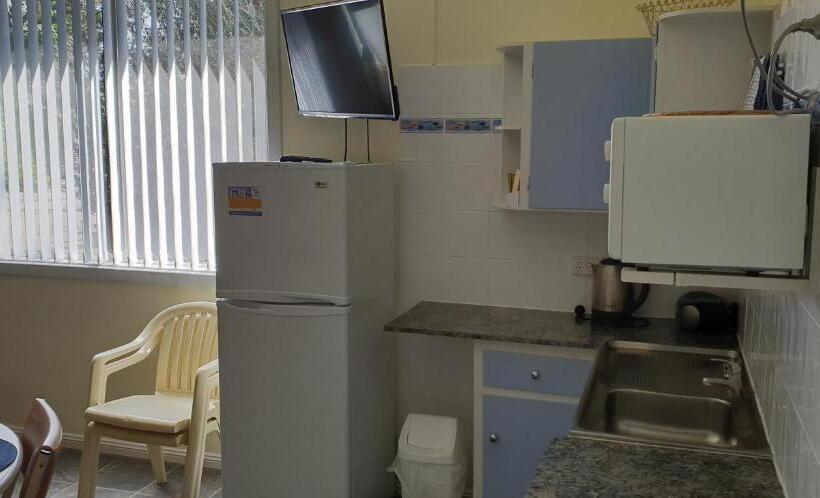 استودیوی استاندارد, Modra's Apartments