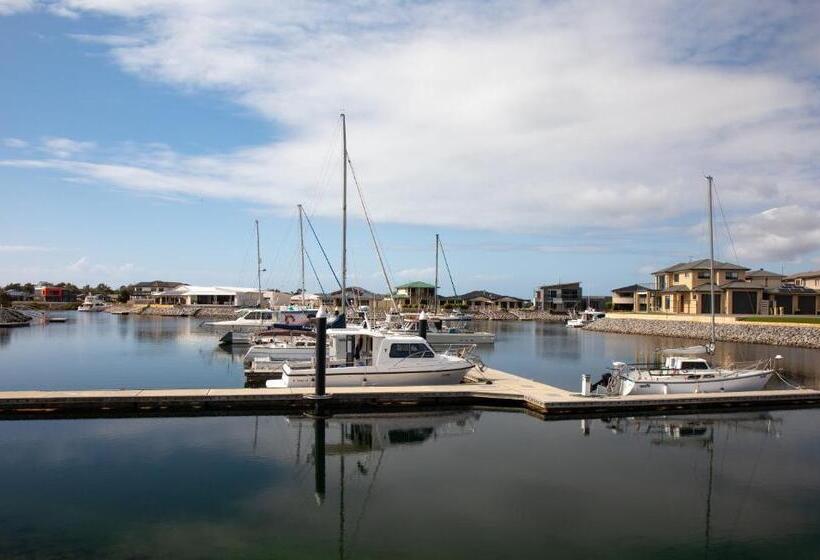 اتاق لوکس, Modra's Apartments