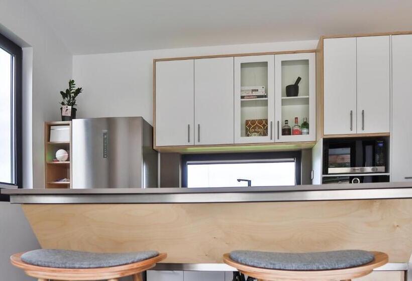 اتاق لوکس, Modra's Apartments