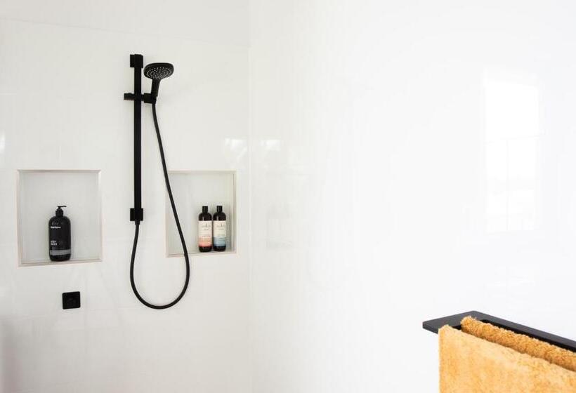 اتاق لوکس, Modra's Apartments