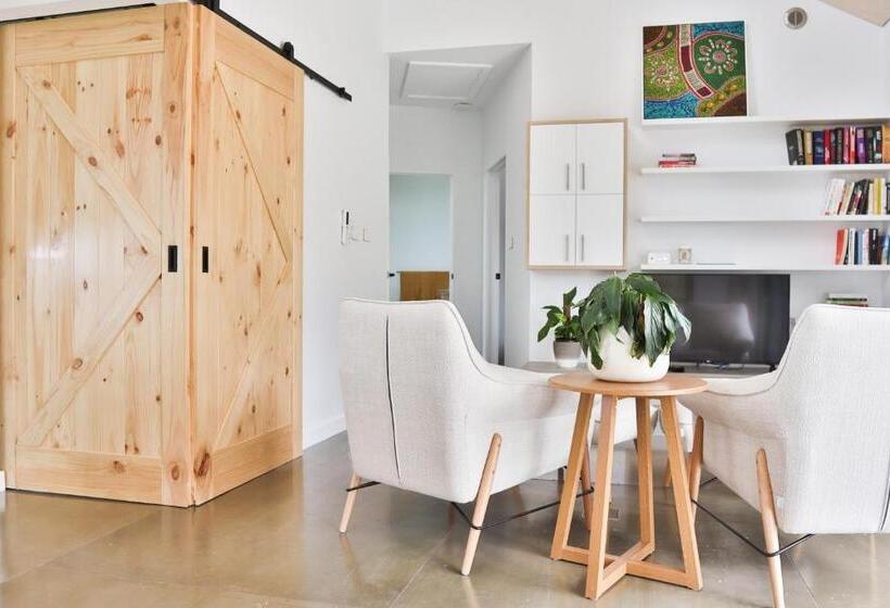 اتاق لوکس, Modra's Apartments