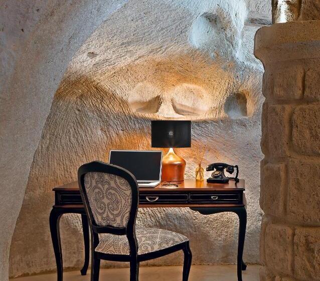 Люкс Кровать Кинг, Seraphim Cave Suites & Spa