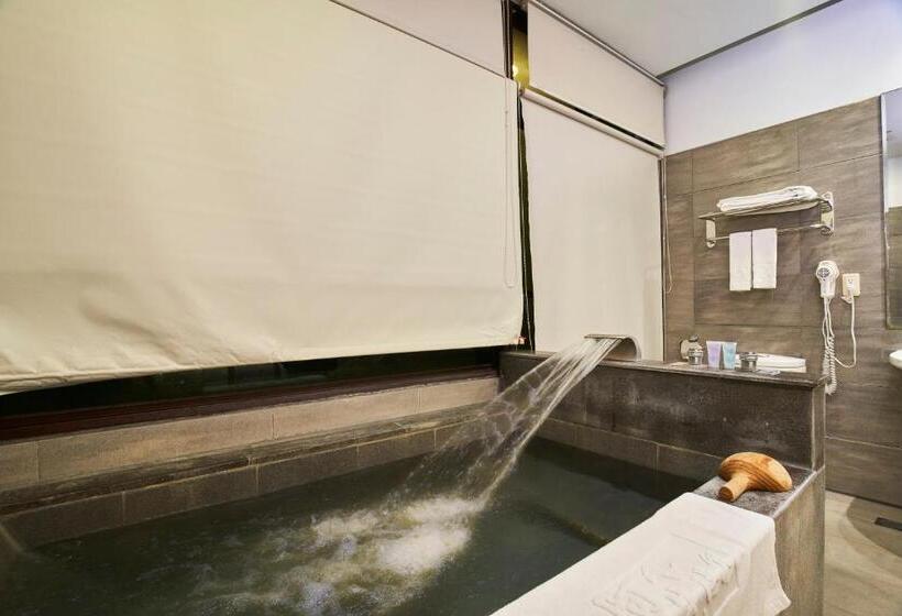 اتاق لوکس, A San Hot Spring