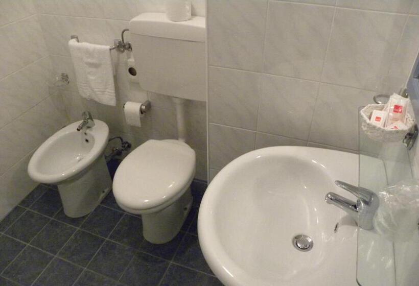 غرفة إقتصادية, Santa Cruz