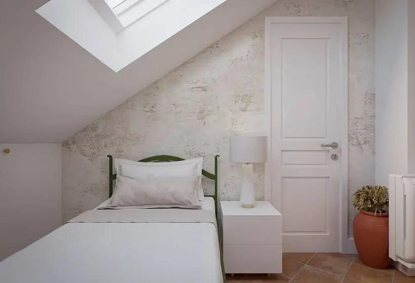 Habitaciï¿½n Estï¿½ndar Abuhardillada, Vila Perast Boutique