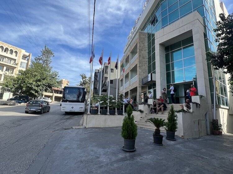 سوییت سوپریور با چشم‌انداز دریا, Byblostar