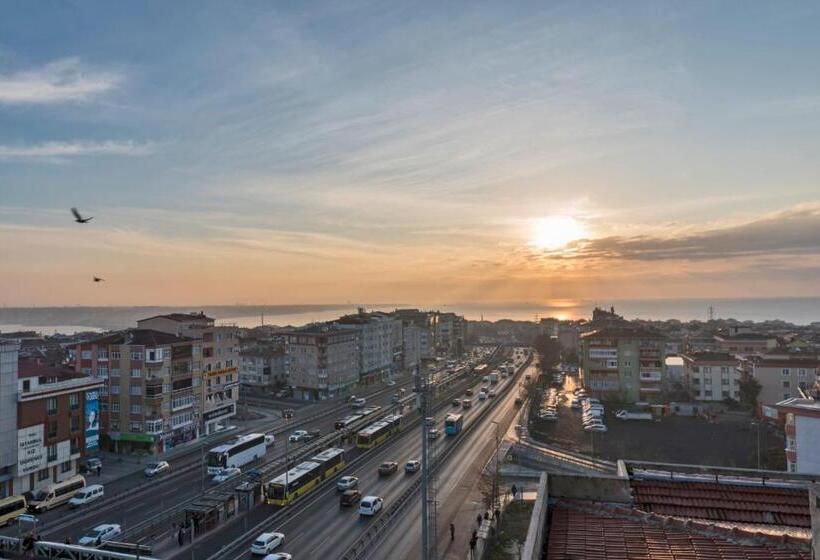 Suite with lake view, Land Park