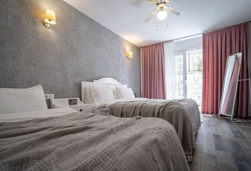 Camera Standard, Sandal Alaçatı   Adult Only