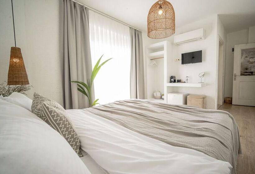 Camera Standard, Sandal Alaçatı   Adult Only