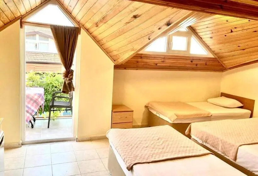 Economy Quadruple Room, Ten Apart