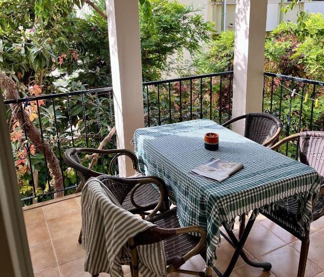 庭の見える１ベッドルームアパートメント, Ten Apart