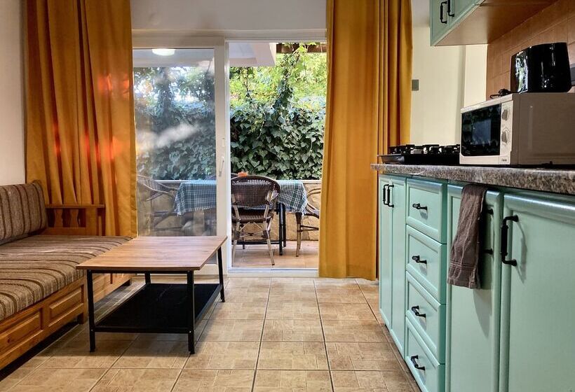 １階の１ベッドルームアパートメント, Ten Apart