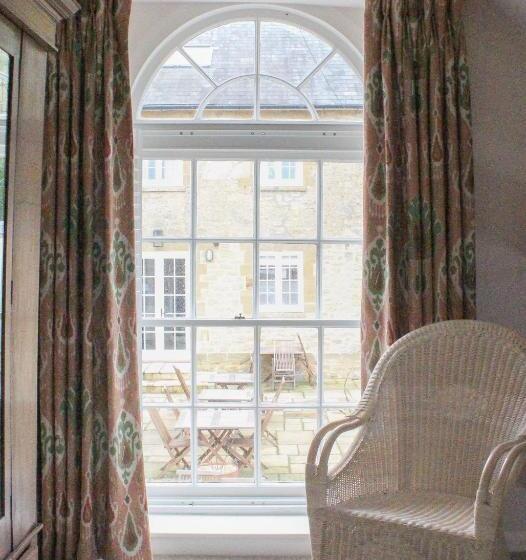 غرفة قياسية, The Queens Arms