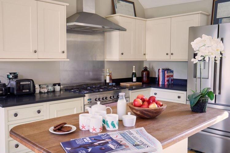 شقة غرفة نوم واحدة بالطابق الأرضى, The Queens Arms