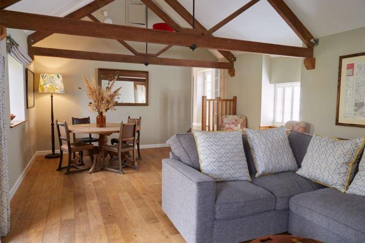 شقة غرفة نوم واحدة بالطابق الأرضى, The Queens Arms