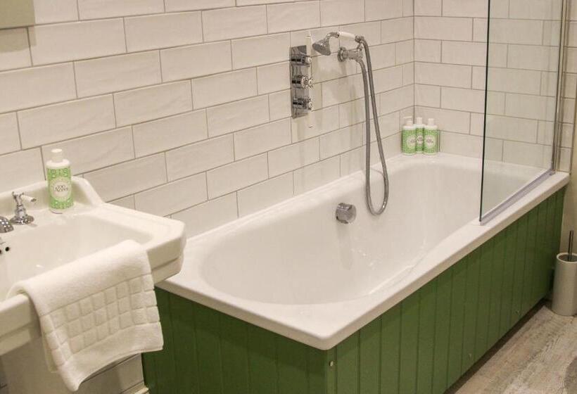 غرفة قياسية, The Queens Arms