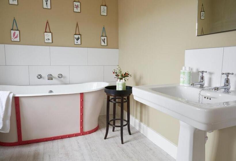 غرفة قياسية, The Queens Arms