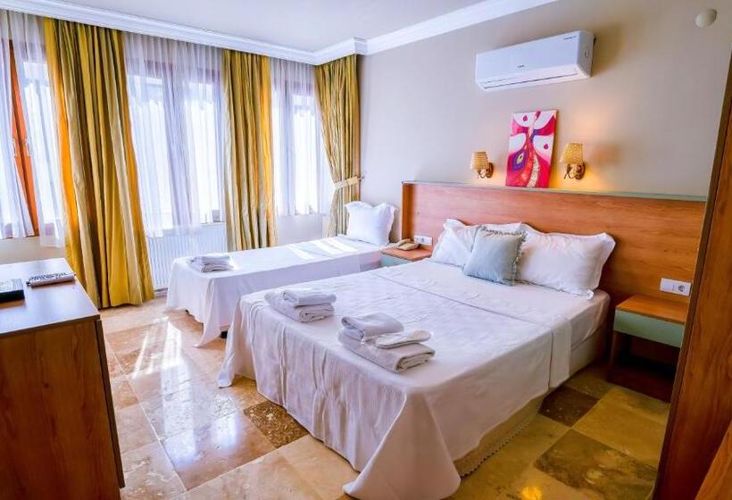 חדר דלוקס לשלושה, Ebruli Otel Cunda