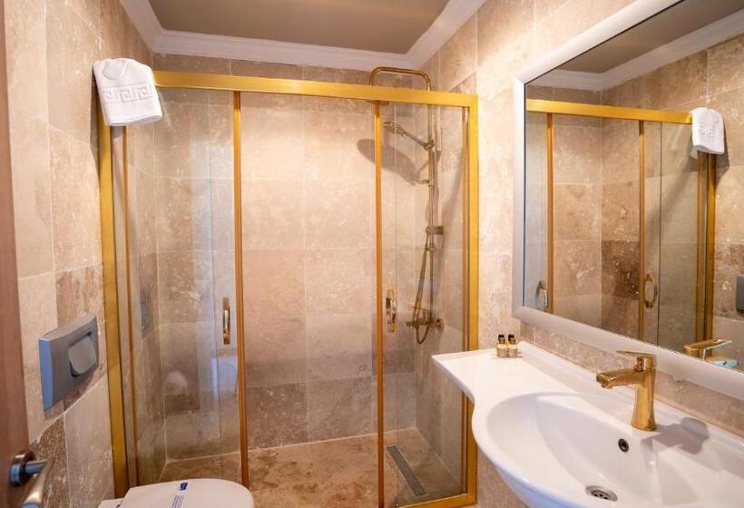 חדר דלוקס לשלושה, Ebruli Otel Cunda