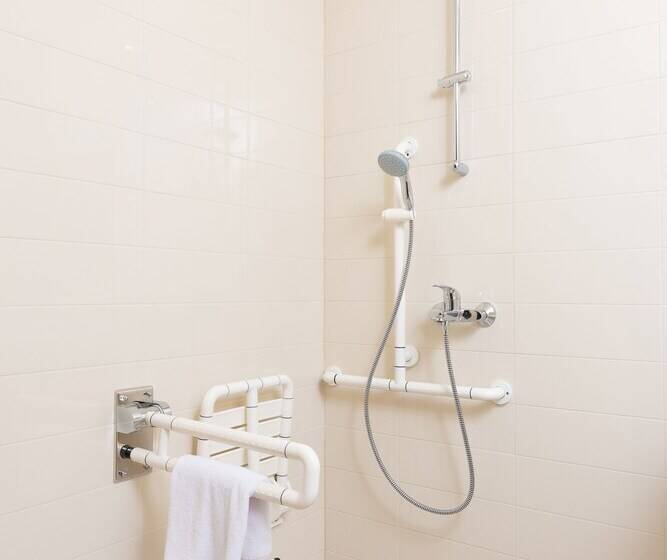 غرفة قياسية لذوى الاحتياجات الخاصة, Armat